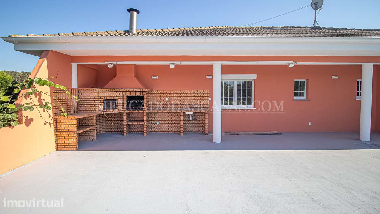 Térrea, com terraço, jardim, aproveitamento de sótão e uma garagem... - Grande imagem: 4/35