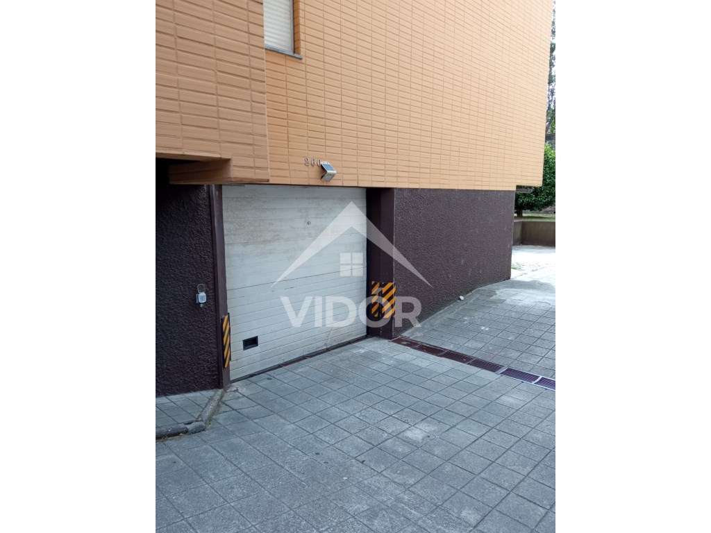 Garagem na Rua Bernardim Ribeiro Nº 260 - Circunvalação - Grande imagem: 3/5