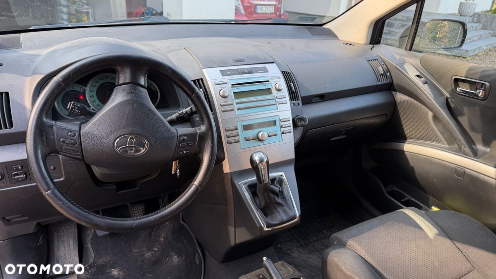 Toyota Corolla Verso 2.2 D-4D Sol + - 4