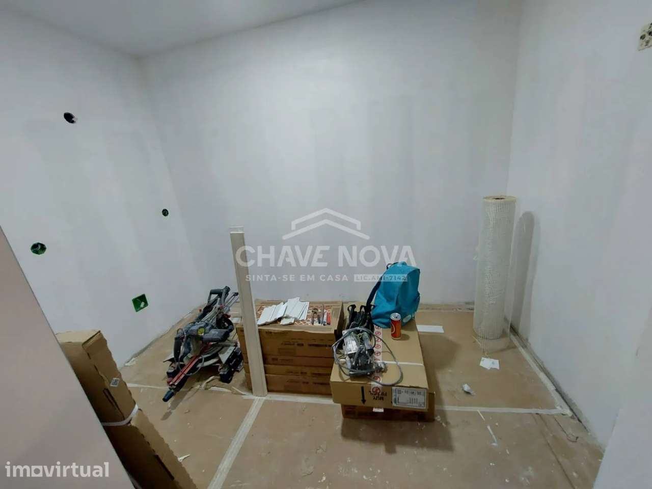 Sete T0s novos para venda em frente á estação do comboio de Valadares - Grande imagem: 3/24