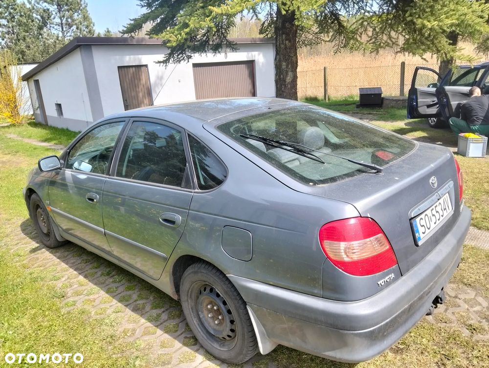 Toyota Avensis - 2