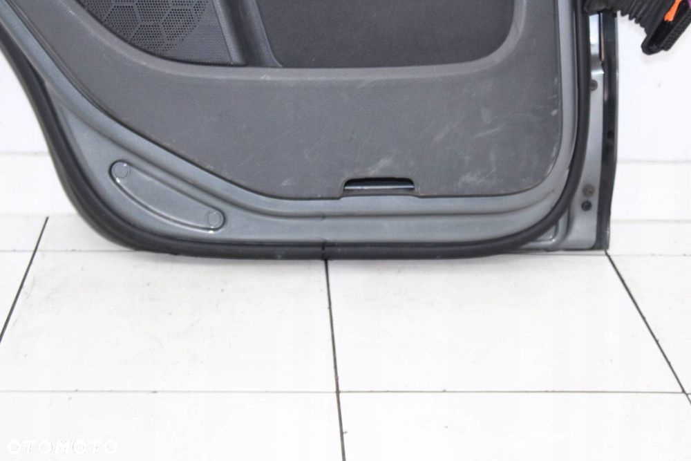 VW GOLF V 5 PLUS 2005R- DRZWI LEWE LEWY TYŁ TYLNE LA7T - KOD LAKIERU - 7