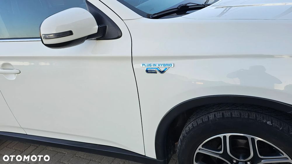 Mitsubishi Outlander Instyle NAVI + - 31
