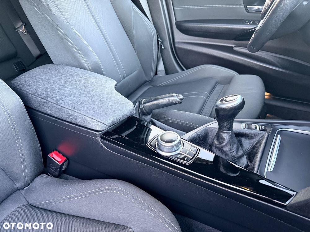BMW Seria 3 318d Sport Line - 33