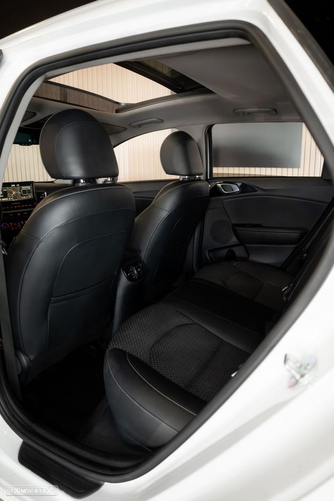 Kia Ceed SW 1.6 CRDi MHEV Dynamic - 23