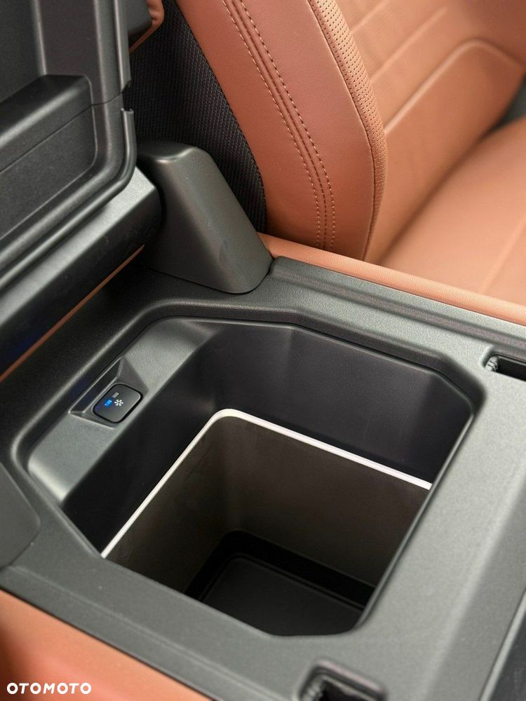 Land Rover Defender - 22