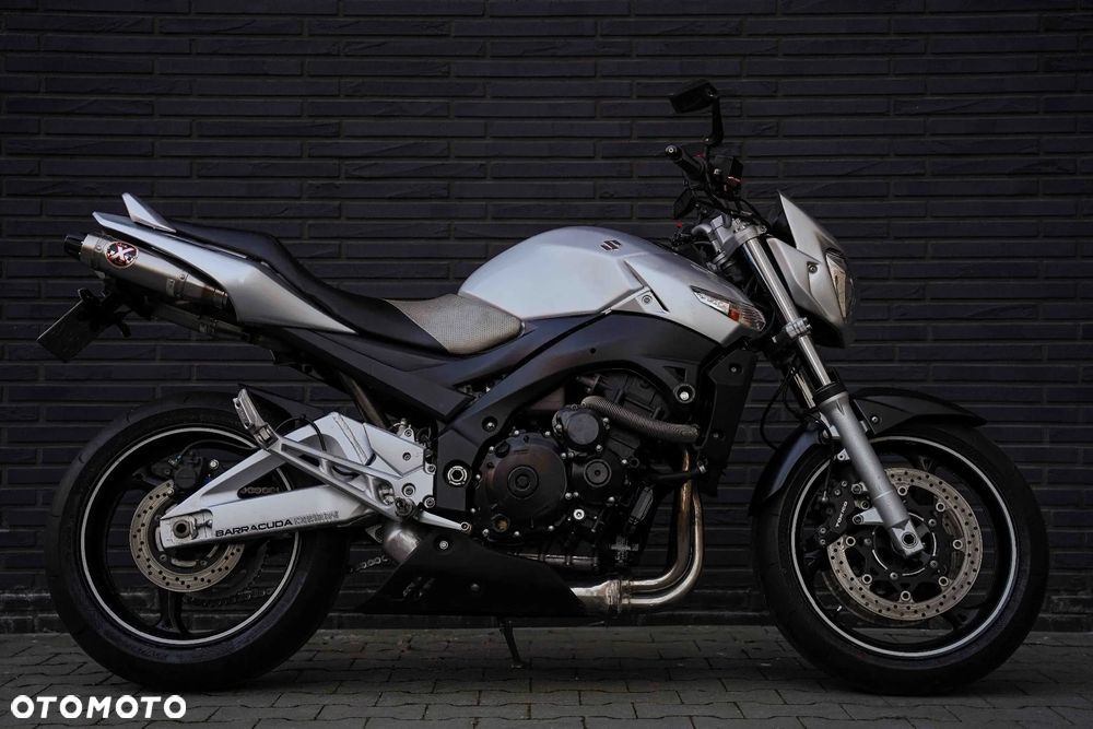 Suzuki GSR - 23