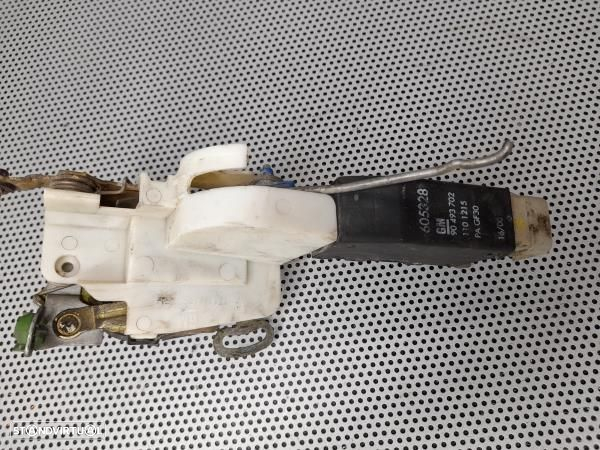 Fecho Porta Frente Dto Opel Corsa B (S93) - 2