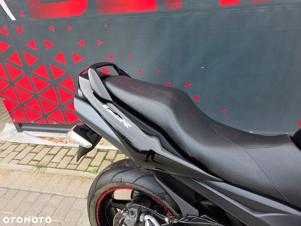 Suzuki GSR - 21