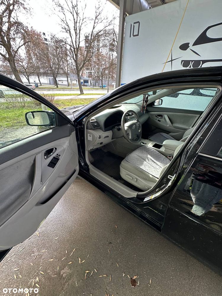 Toyota Camry - 4