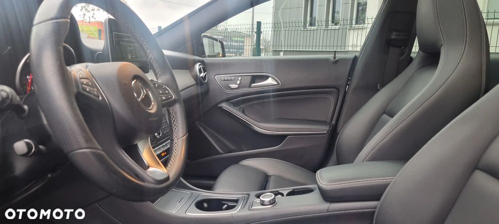 Mercedes-Benz CLA 250 4Matic 7G-DCT UrbanStyle Edition - 24
