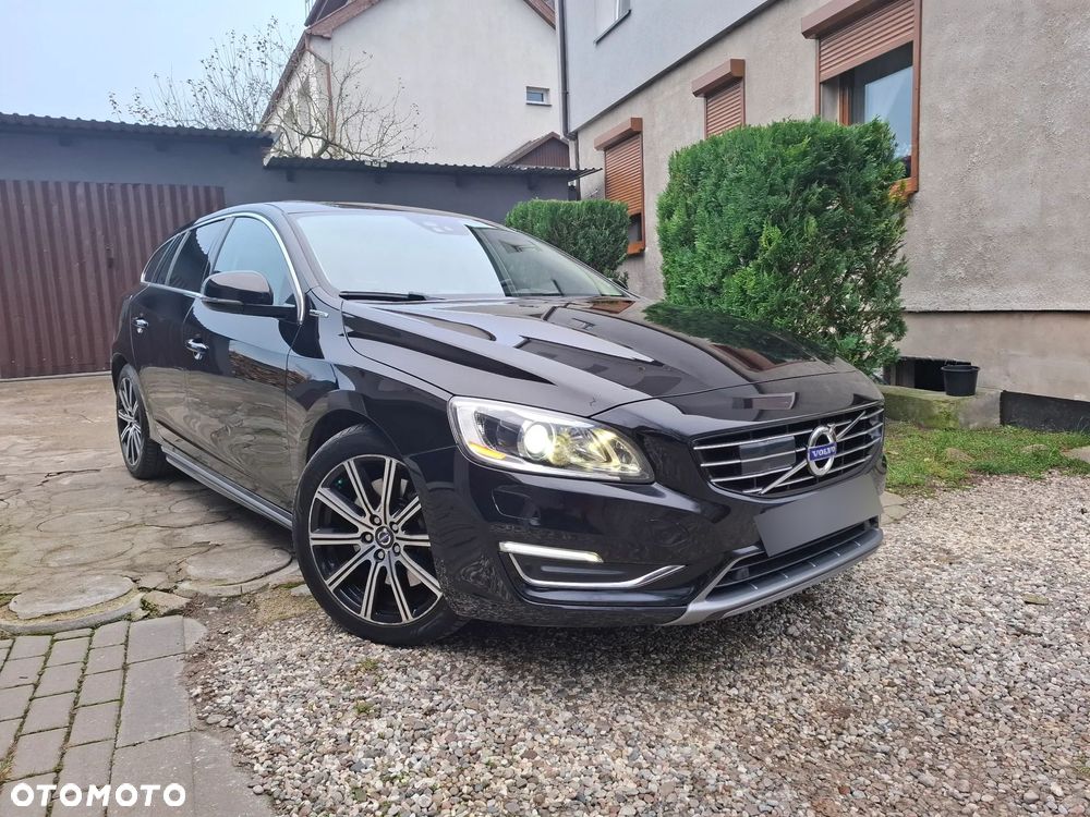 Volvo V60 D6 AWD Plug-in Hybrid R-Design Summum - 1