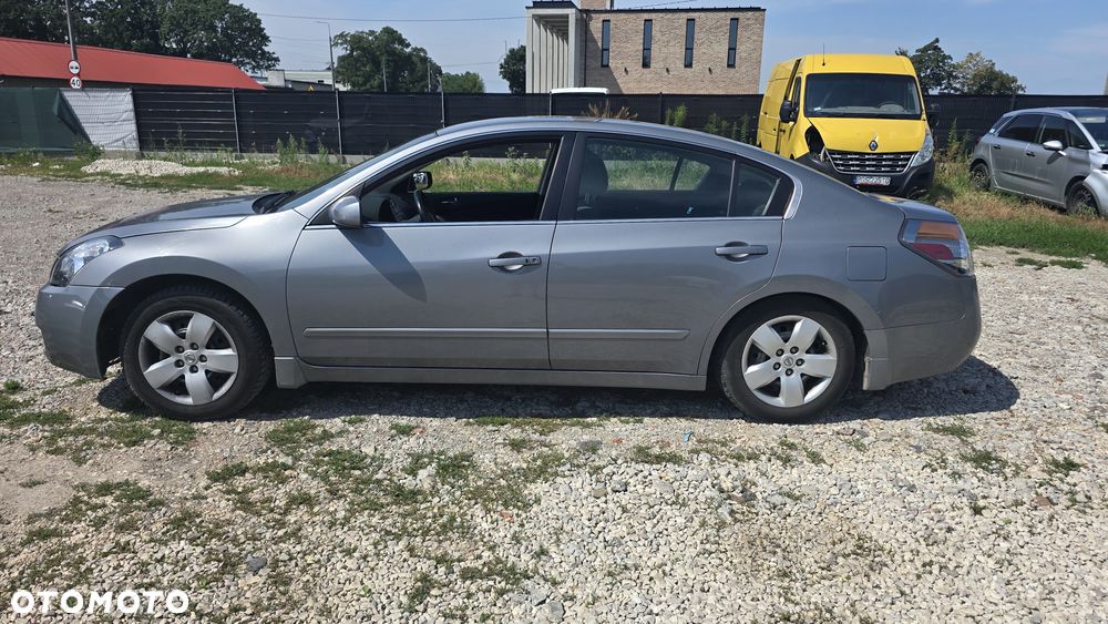 Nissan Altima - 2