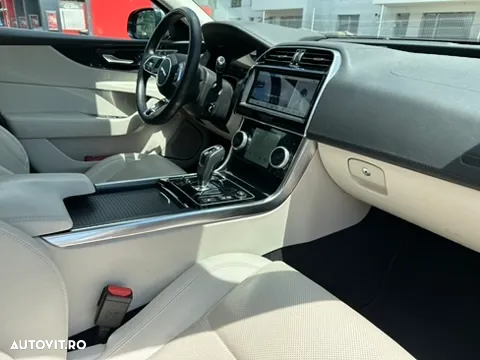 Jaguar XE D180 RWD Standard SE - 11