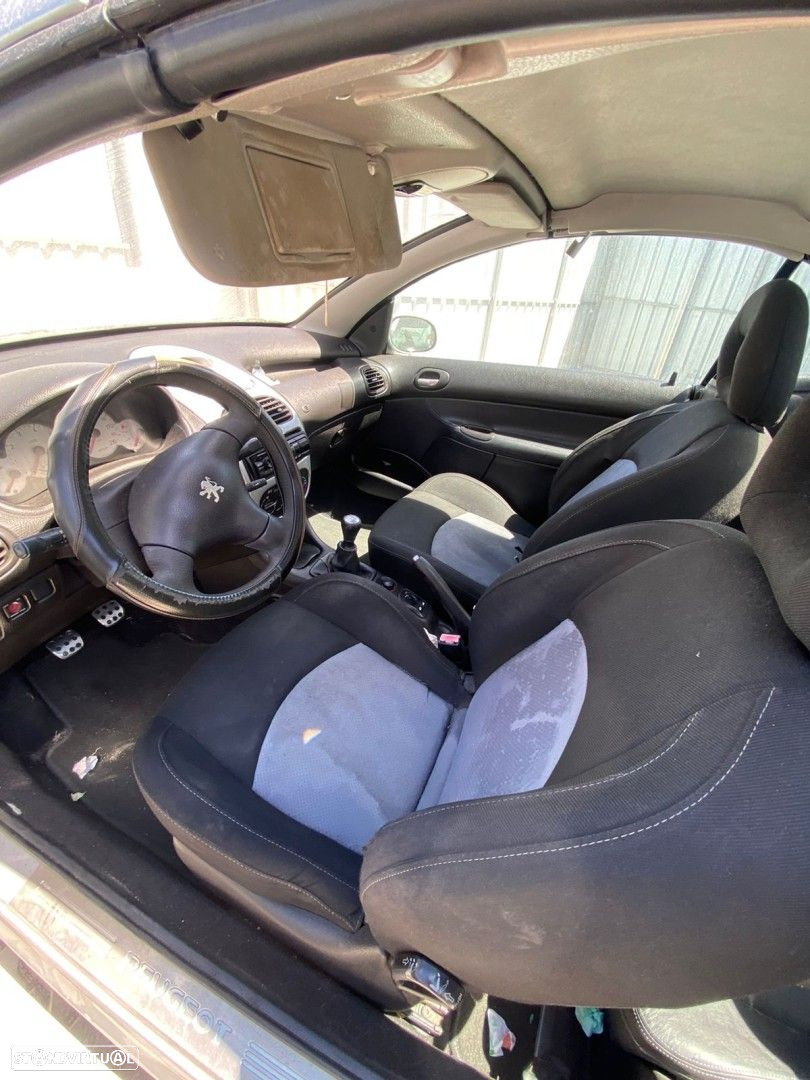Peugeot 206 CC 1.6 i de 2003 disponível para peças - 6