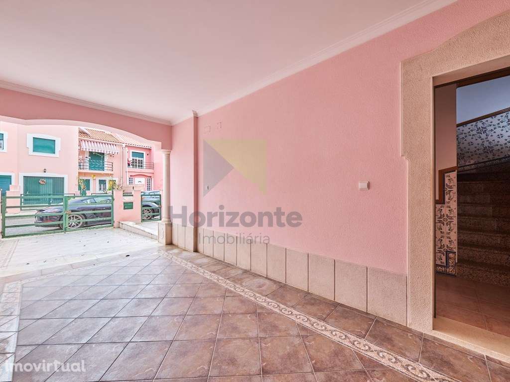 Moradia T4 com Excelente Localização - Grande imagem: 2/28