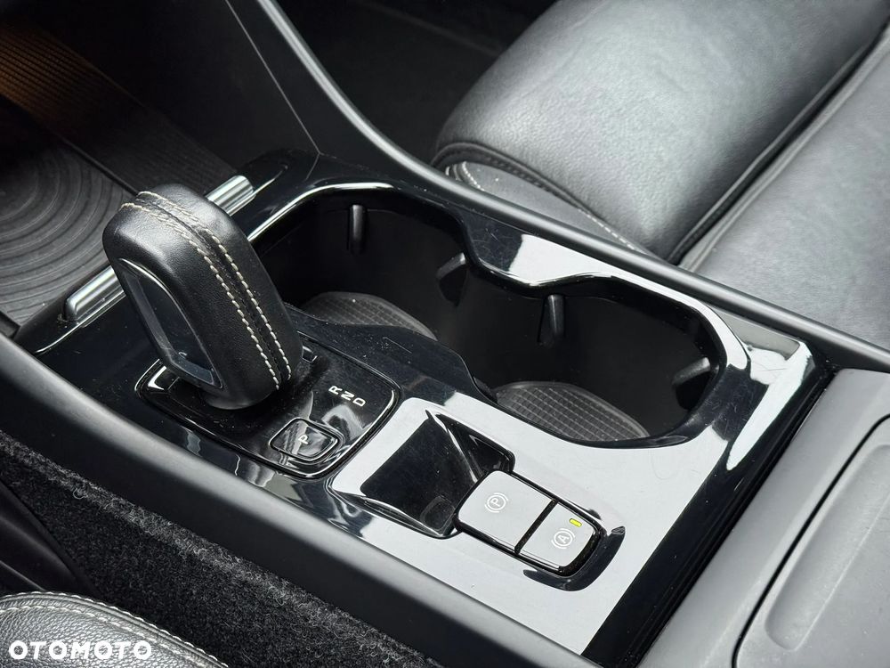 Volvo XC 40 D4 AWD Geartronic R-Design - 29