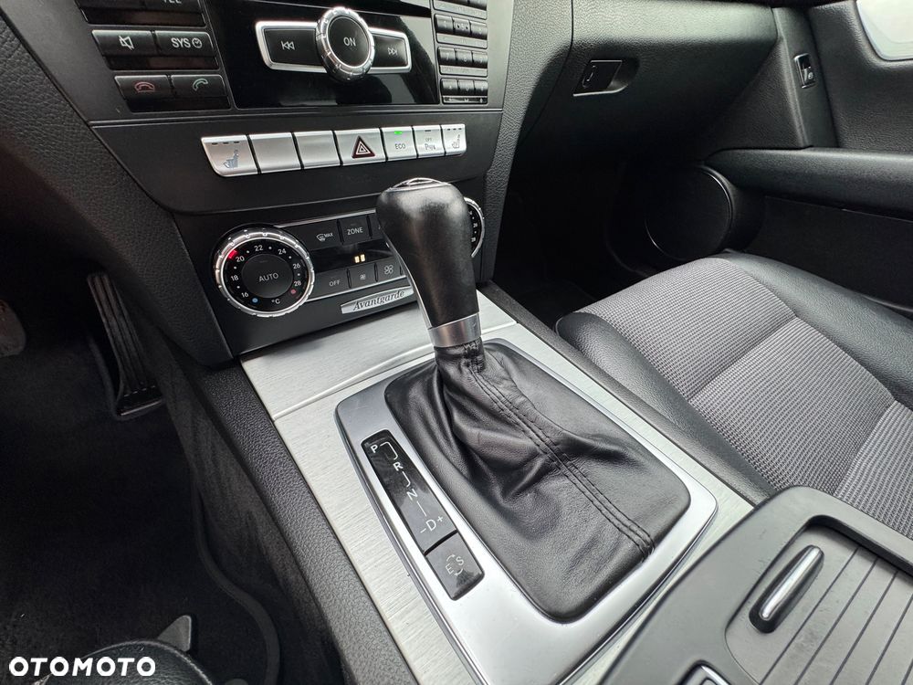 Mercedes-Benz Klasa C 180 BlueEFFICIENCY 7G-TRONIC Avantgarde - 36