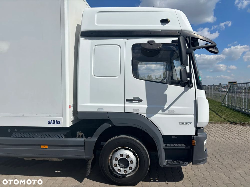 Mercedes-Benz ATEGO 1227 kontener z windą ,  kabina sypialna , webasto, klimatyzacja, niski przebieg , bezwypadkowy. (nie 1224, 1230) - 7