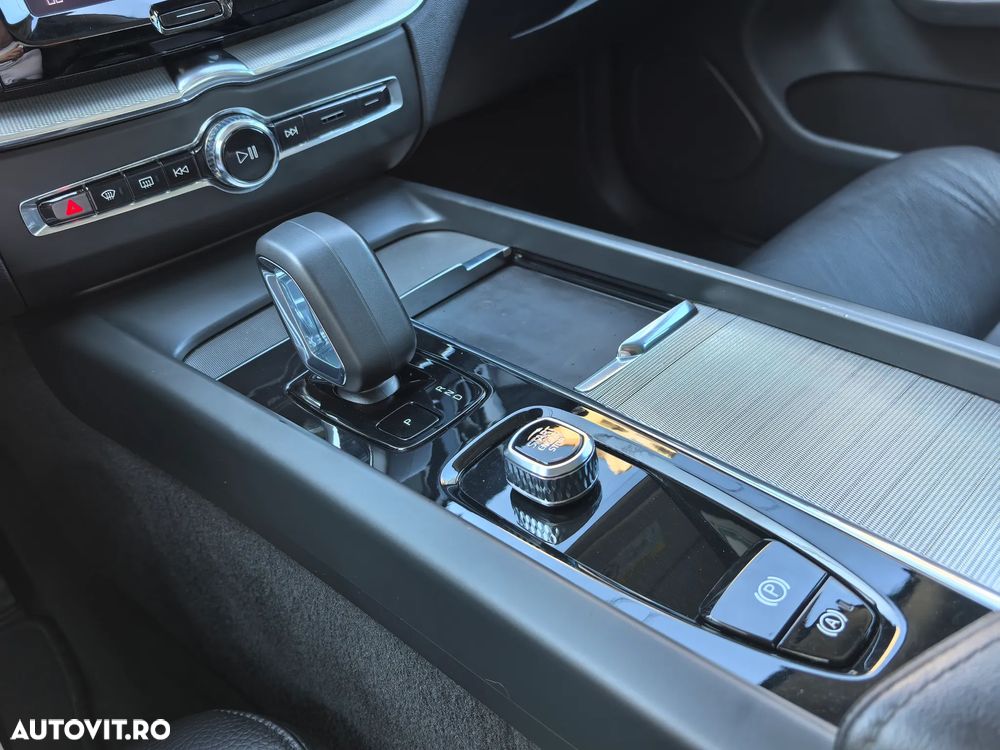Volvo XC 60 T6 AWD Recharge Plus Dark - 17