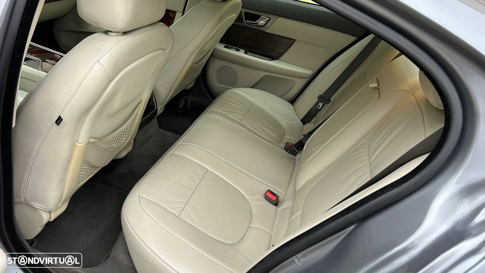 Jaguar XF 2.7 D V6 Premium Luxury - 35