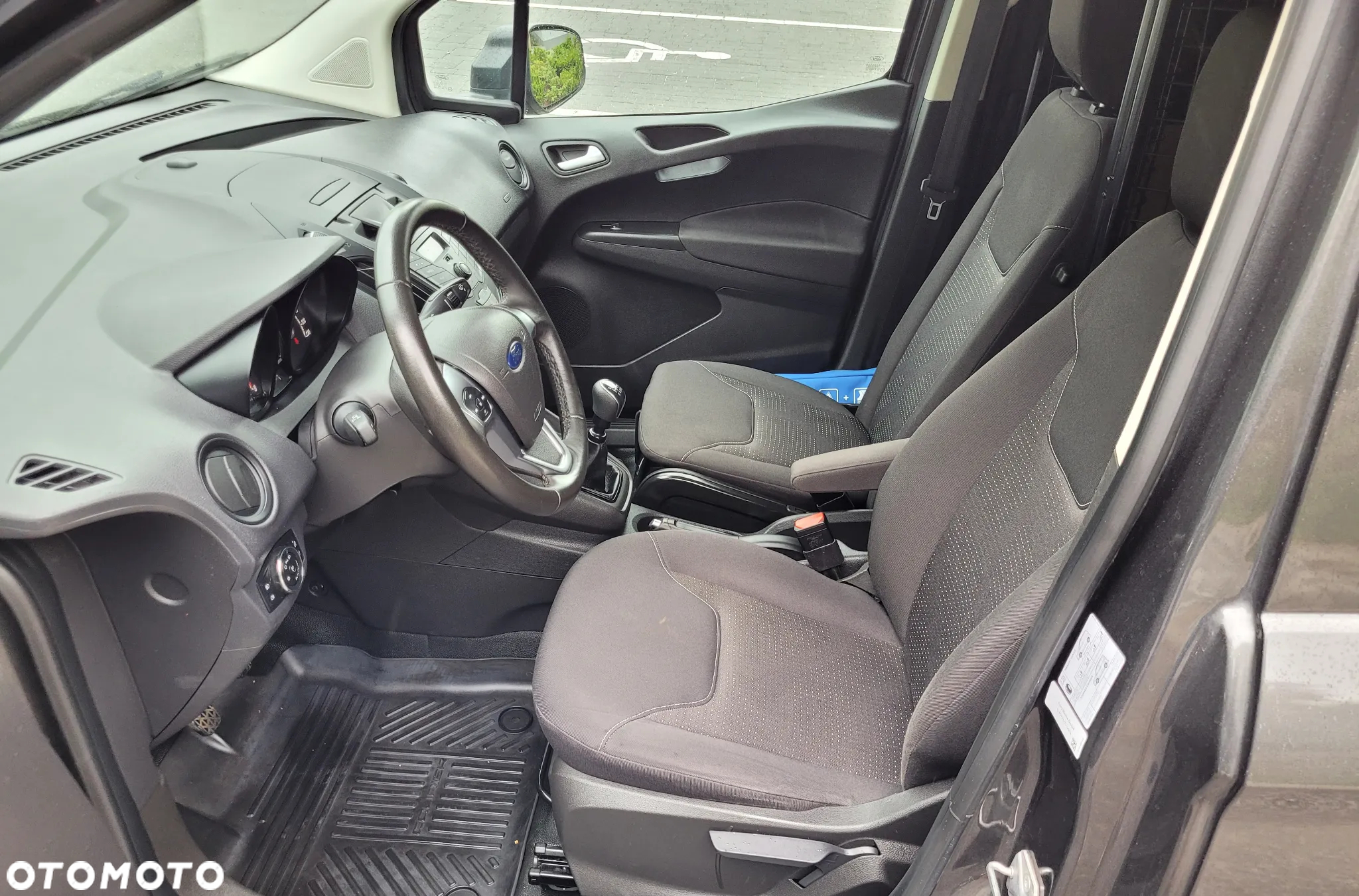Ford Transit Courier - 11