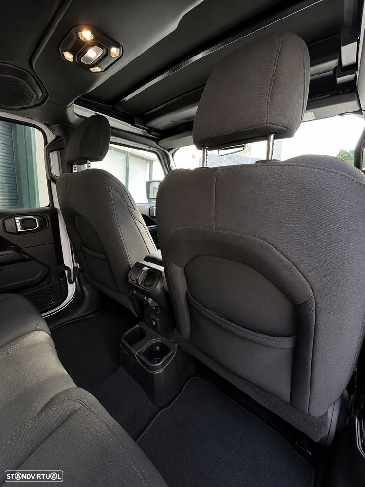 Jeep Wrangler Unlimited 3.8 Auto Sahara - 10