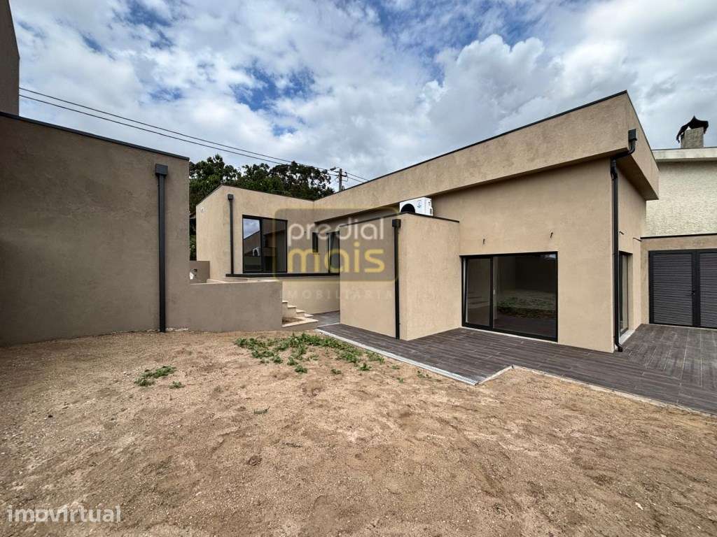 Moradia Individual T2 Remodelada com Jardim em Mouquim - Vila Nova ... - Grande imagem: 2/19