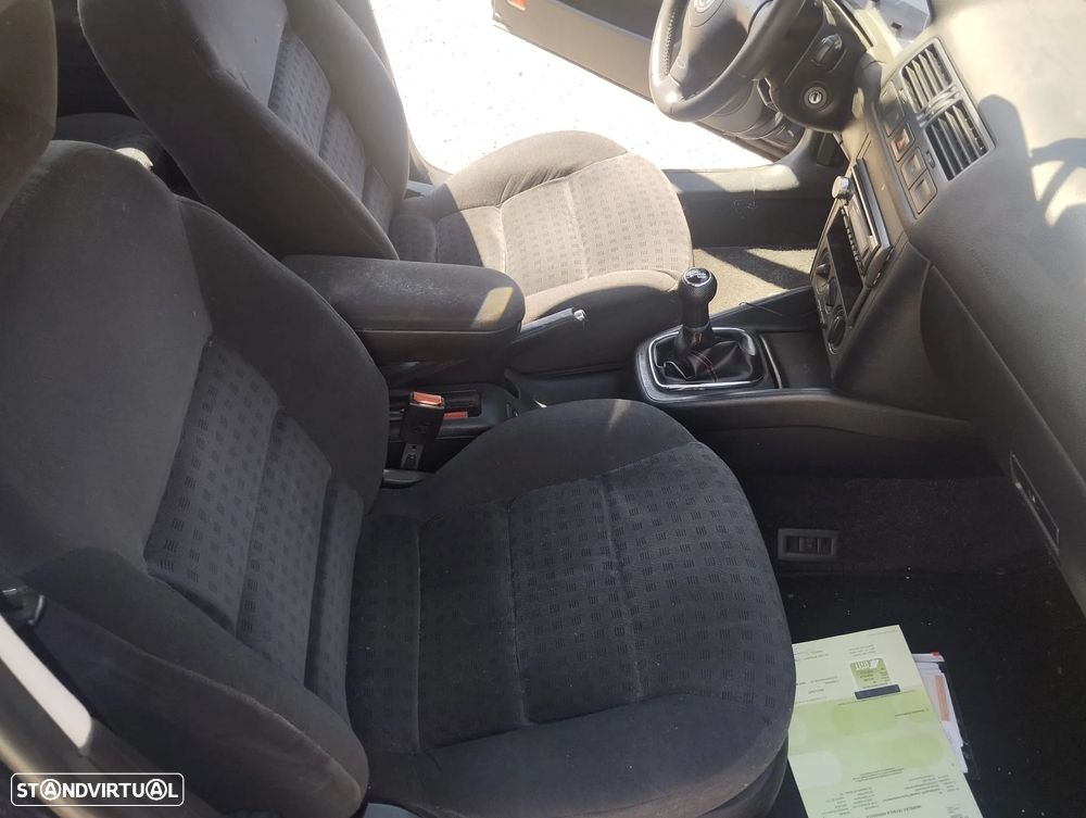 VW Bora 1.9 TDi Confortline - 12