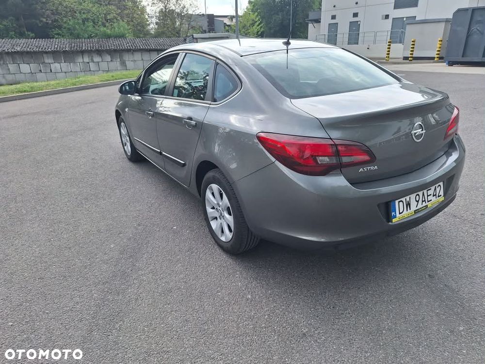 Opel Astra 1.6 Essentia - 4