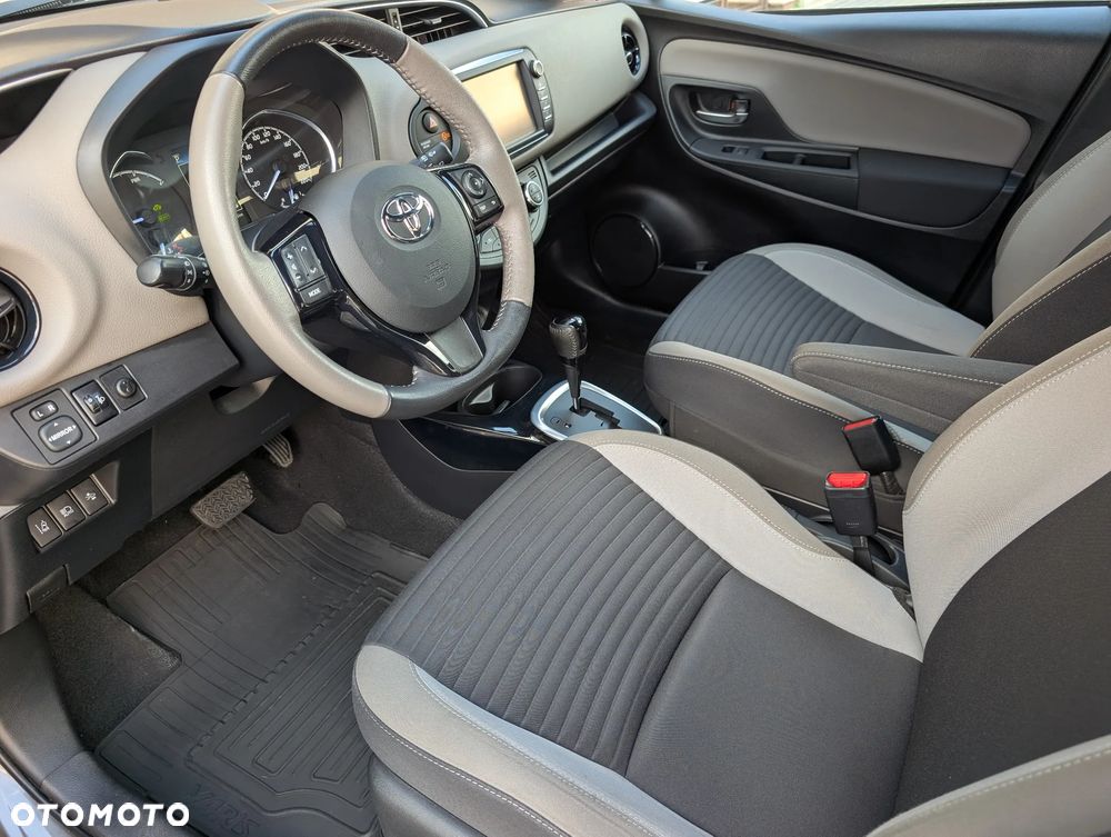 Toyota Yaris Hybrid 100 Selection Passion - 16