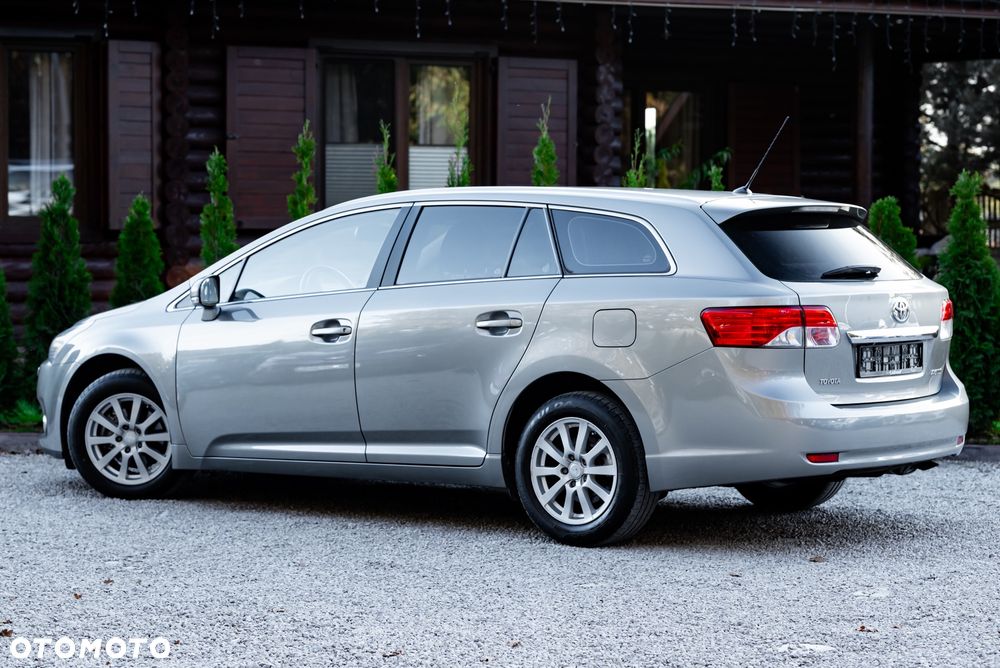 Toyota Avensis 1.8 Active - 14