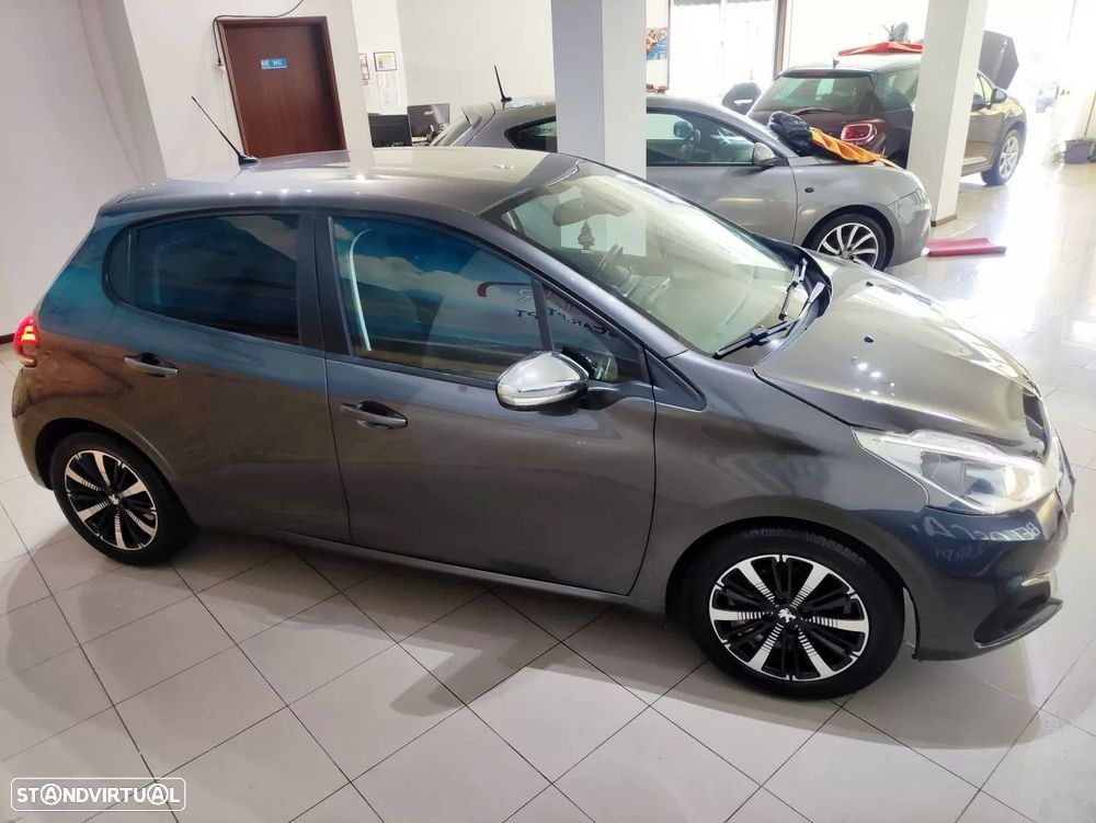 Peugeot 208 1.2 PureTech Signature - 9