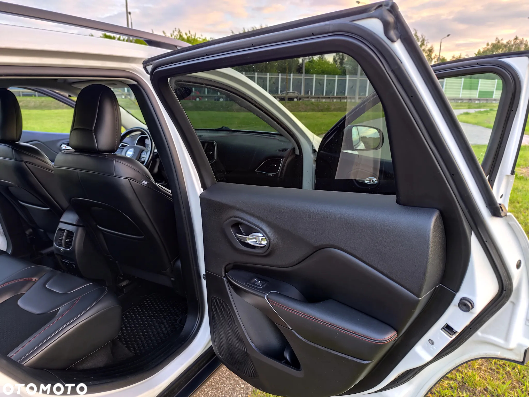Jeep Cherokee - 18