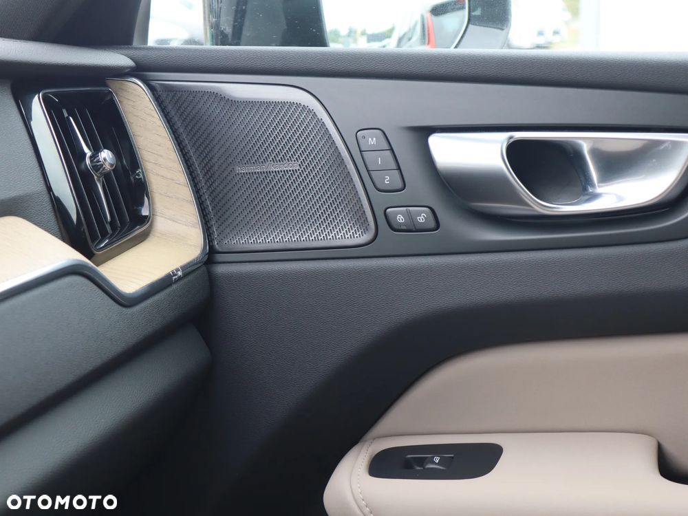 Volvo XC 60 B5 B AWD Plus Dark - 24