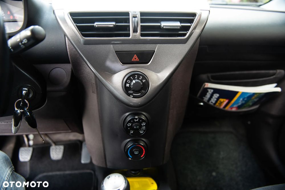 Toyota iQ 1.0 Sol - 23