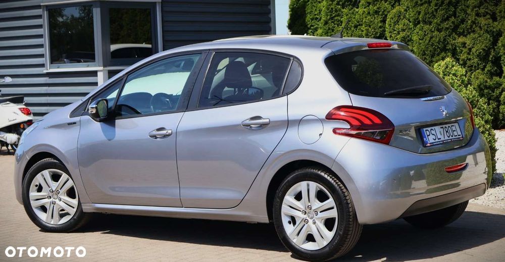 Peugeot 208 - 8