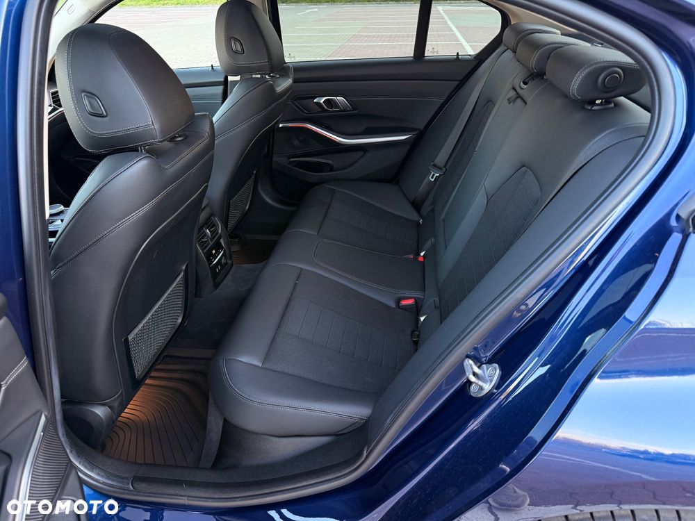BMW Seria 3 330i xDrive Sport Line - 18