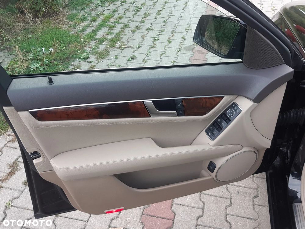 Mercedes-Benz Klasa C 180 CGI Automatik BlueEFFICIENCY - 13