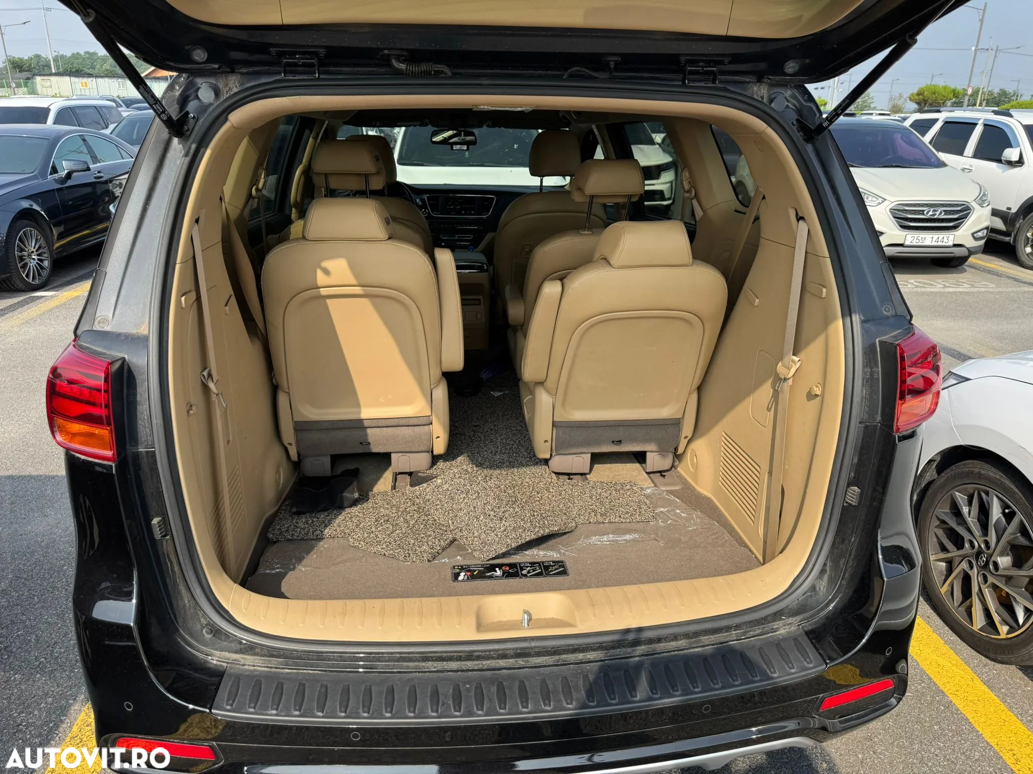 Kia Carnival - 12