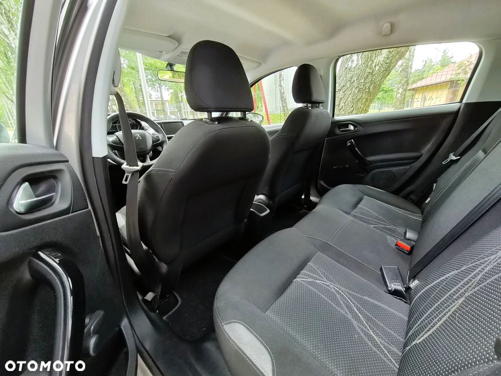 Peugeot 208 - 12