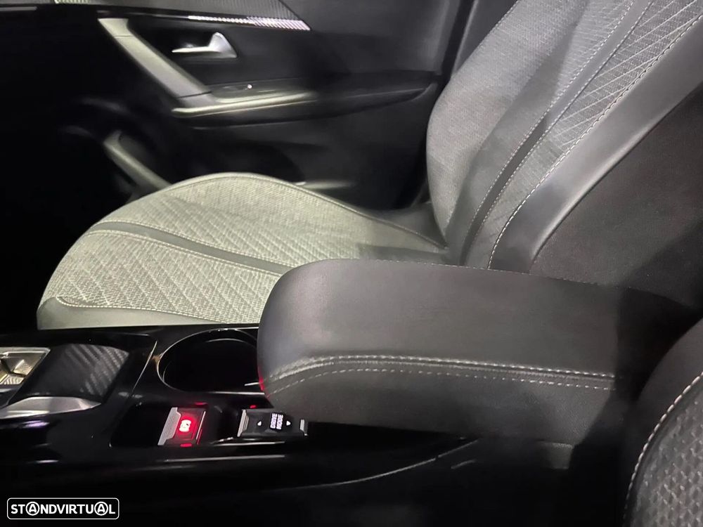 Peugeot e-2008 54 kWh Allure - 27
