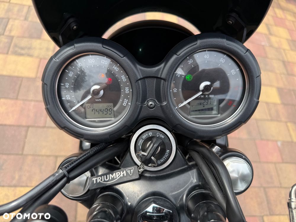 Triumph Bonneville - 16