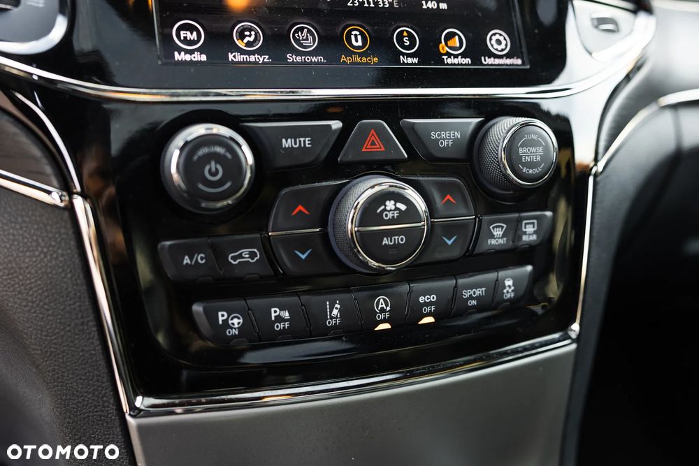 Jeep Grand Cherokee - 30
