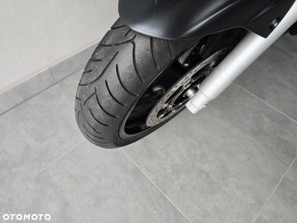 Suzuki GSR - 26