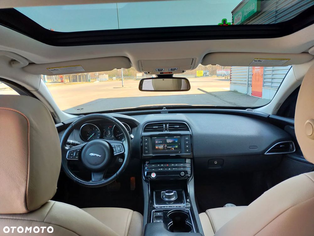 Jaguar XE 2.0 T Prestige - 6