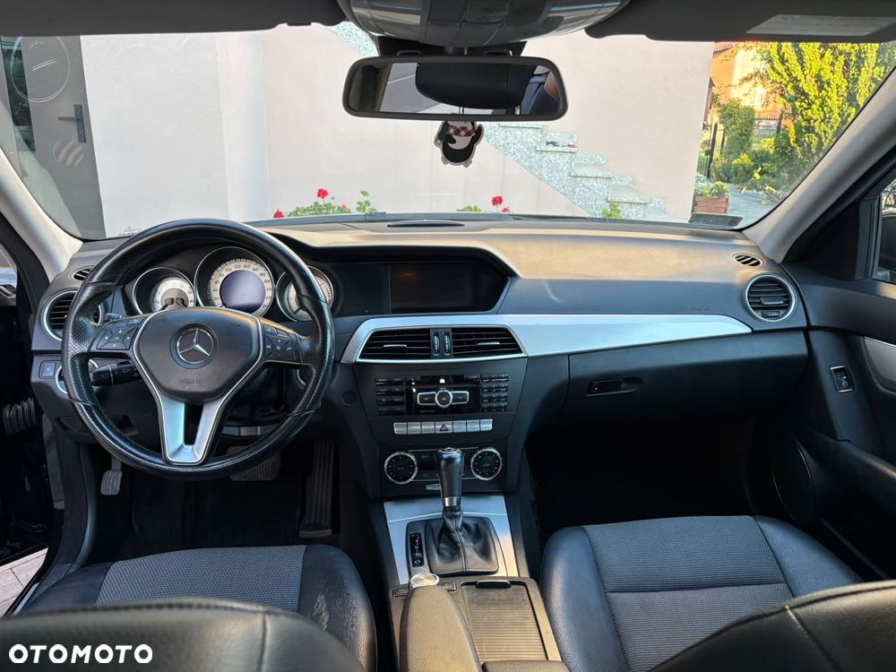 Mercedes-Benz Klasa C 220 CDI DPF (BlueEFFICIENCY) 7G-TRONIC Avantgarde - 4