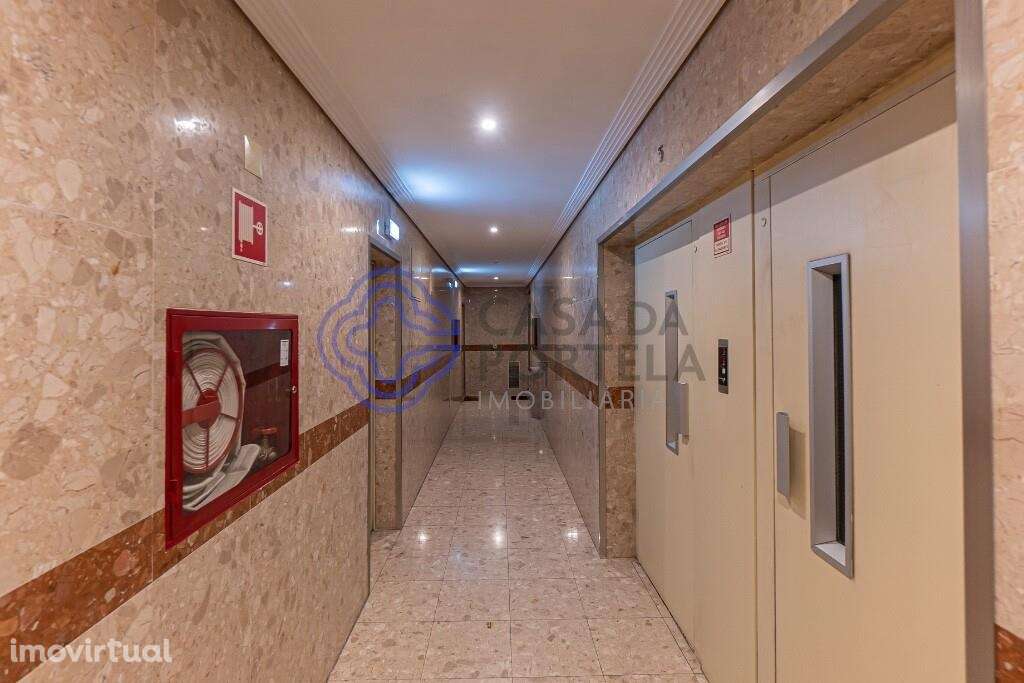 T3 convertido em T4 em Vilar de Andorinho | Box 2 Carros | Excelente E - Grande imagem: 3/25