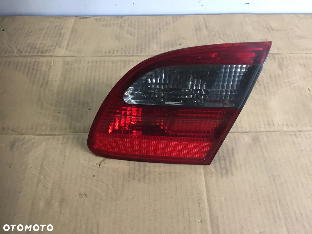 MERCEDES E KLASA W211 06R KOMBI LAMPA PRAWA W KLAPĘ A2118203064 - 1