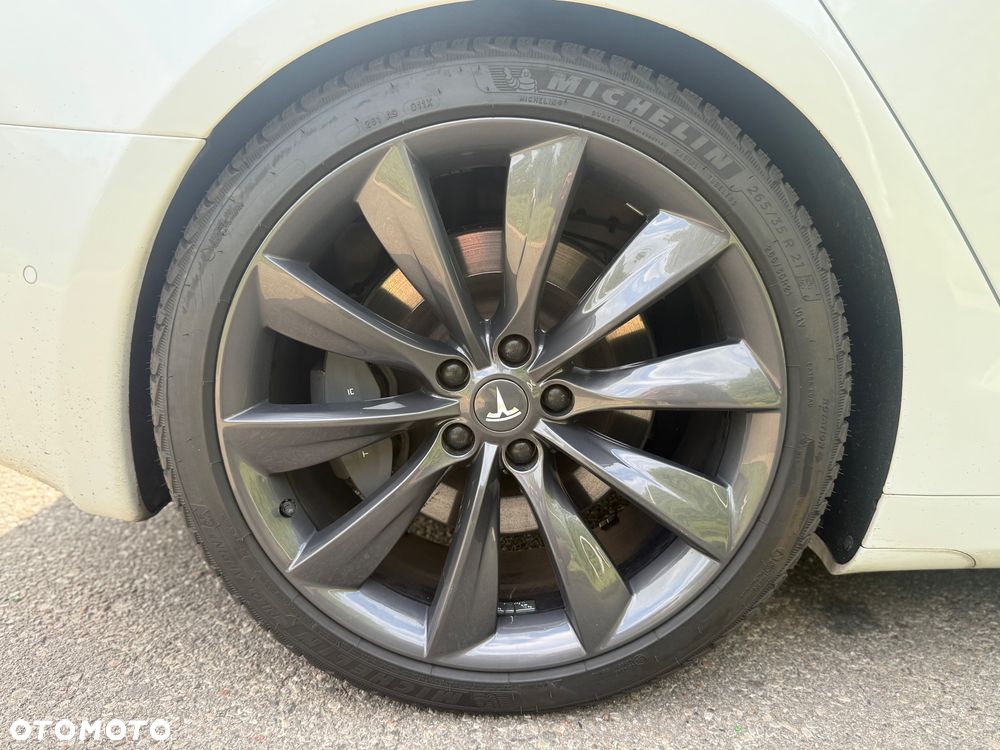 Tesla Model S - 34